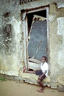 Enfant devant l’entrée d’une salle de classe